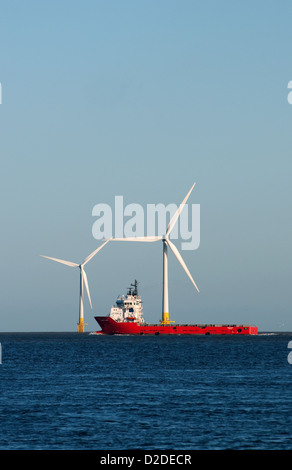 Il Durga Devi nave offshore, davanti al turbine eoliche a Scroby Sands al largo della costa di Great Yarmouth, Norfolk, Inghilterra Foto Stock