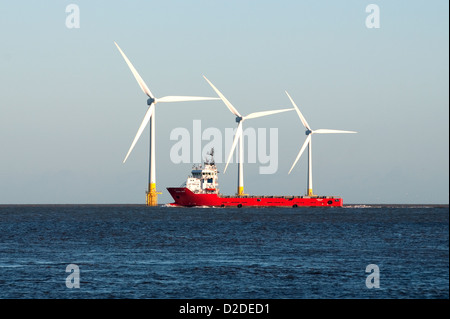 Il Durga Devi nave offshore, davanti al turbine eoliche a Scroby Sands al largo della costa di Great Yarmouth, Norfolk, Inghilterra Foto Stock