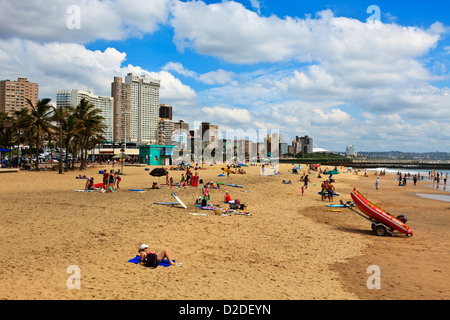 Durban, Sud Africa. La gente del posto e i turisti potrete crogiolarvi al sole su Durban North Beach. Durban, Sud Africa. Foto Stock