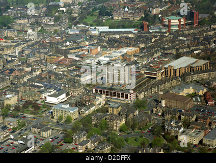 Vista aerea di Harrogate centro città con il centro conferenze in background Foto Stock