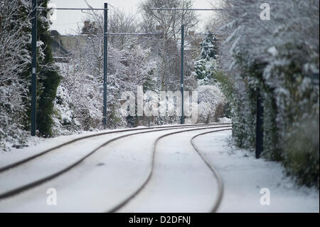 Il sud ovest di Londra, Regno Unito. Il 21 gennaio 2013. Coperta di neve le linee di tram a Wimbledon. Foto Stock