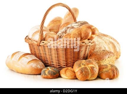 Composizione con varietà di prodotti da forno in cesto in vimini isolato su bianco Foto Stock