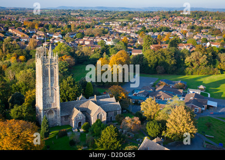 Vista aerea di un villaggio inglese con chiesa vecchia, piccola scuola e case moderne insieme nella campagna britannica. Foto Stock