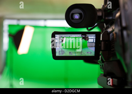 Display LCD su una TV in alta definizione con la fotocamera in una schermata verde studio. Foto Stock