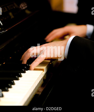 L'uomo suonare il pianoforte Foto Stock