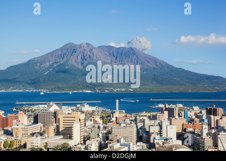 Giappone, Kyushu, Kagoshima, Kagoshima City Skyline e vulcano Sakurajima Foto Stock