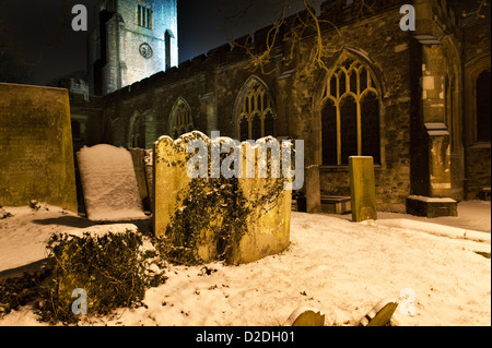 Set di neve scena di St Nicholas Chiesa Parrocchiale C di E cofe cimitero di notte isolato e tetro terribilmente freddo si stabilirono la neve Foto Stock