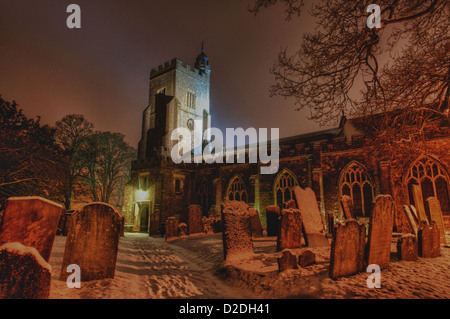 Set di neve scena di St Nicholas Chiesa Parrocchiale C di E cofe cimitero di notte isolato e tetro terribilmente freddo si stabilirono la neve Foto Stock