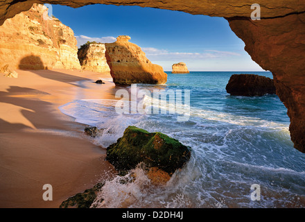 Il Portogallo, Algarve: Grotta vista alla spiaggia Praia da Marinha vicino a Benagil Foto Stock