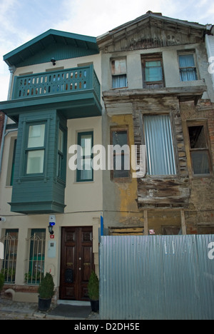 Un buon esempio di legno restaurato edificio del XIX secolo in Kuzguncuk nel 'Vecchia Istanbul' accanto a uno in bisogno di un rinnovo. Foto Stock