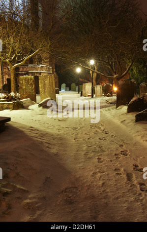 Set di neve scena di St Nicholas Chiesa Parrocchiale C di E cofe cimitero di notte isolato e tetro terribilmente freddo si stabilirono la neve Foto Stock