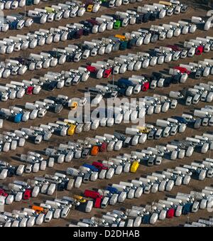 Vista sulla consegna area di parcheggio sul terreno di fabbrica della Mercedes Benz Sprinter produzione in Dusseldorf, il 19 marzo 2012. Foto Stock