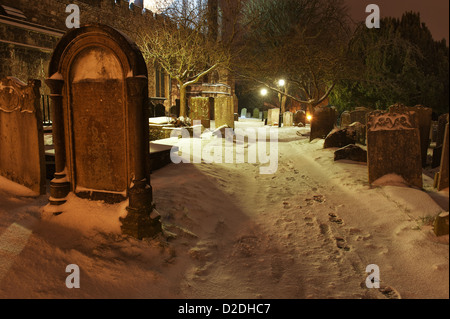 Set di neve scena di St Nicholas Chiesa Parrocchiale C di E cofe cimitero di notte isolato e tetro terribilmente freddo si stabilirono la neve Foto Stock