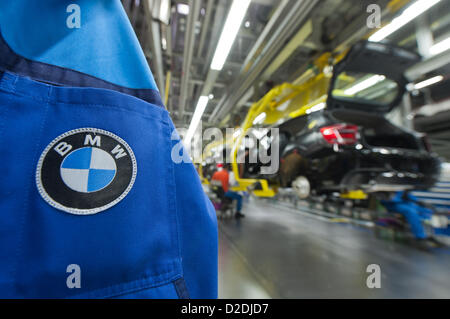 Un logo BMW è cucita su una camicia, 7 marzo 2012, presso la fabbrica BMW di Regensburg. In 2011, BMW ha fatto un record di vendite. Essa è stata la miglior anno nella storia della società. Foto Stock