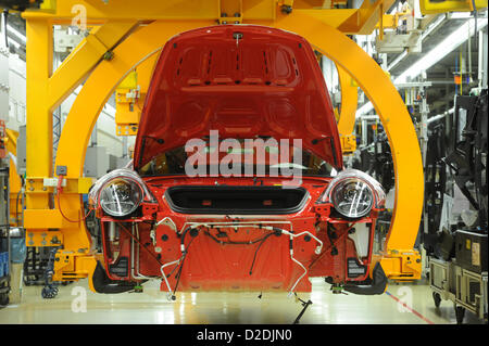 I dipendenti di Porsche AG opera in corrispondenza di una linea di assemblaggio del modello di Porsche 911 durante il complesso principale di fabbrica della Porsche in Stuttgart Zuffenhausen Martedì, il 24 gennaio 2012. Foto: Uli Deck dpa Foto Stock