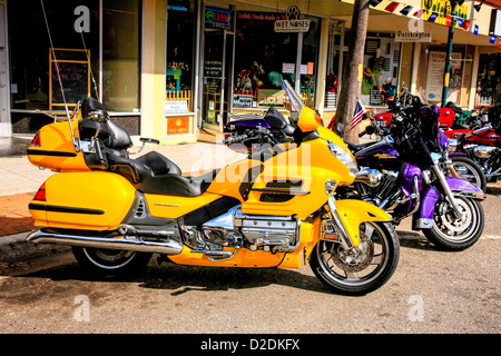 Giallo Oro Honda-ala tra la Harley's al Thunder nella baia motociclo evento in Sarasota Florida Foto Stock