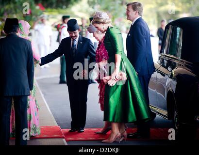 Il sultano Hassanal Bolkiah del Brunei (L) accoglie favorevolmente Regina olandese Beatrice, principe Willem-Alexander e la principessa Maxima dei Paesi Bassi in Bandar Seri Begawan, Brunei, 21 gennaio 2013. La Regina olandese è su una due giorni di visita di Stato il sultanato. Foto: Patrick van Katwijk Foto Stock