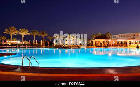 Il tramonto e la piscina presso l'hotel di lusso a Sharm el Sheikh, Egitto Foto Stock