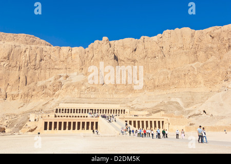 Molti turisti visitano il restaurato il tempio di Hatshepsut sulla riva occidentale di Luxor Egitto Medio Oriente Foto Stock