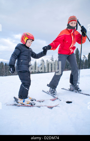 Lezioni di sci - famiglia sulla neve. Foto Stock