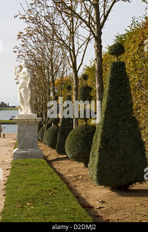 Il Percorso Reale, Palazzo di Versailles, Francia, con una delle statue delle stagioni Foto Stock