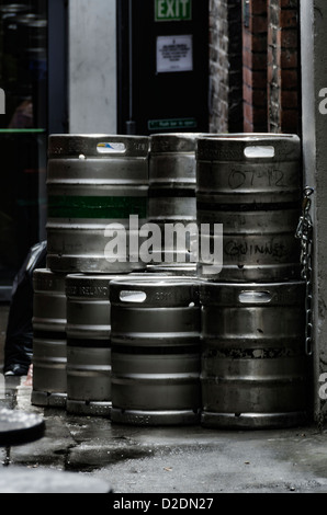 Pila di fusti di birra a Dublino, Irlanda Foto Stock