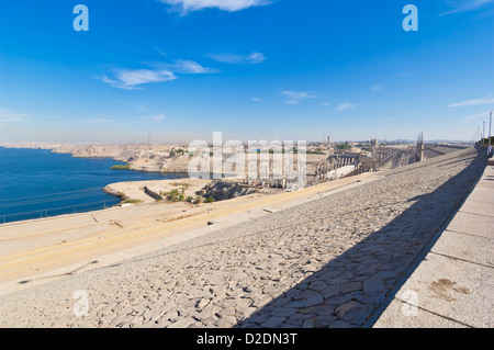 Il lago di nassar e Aswan alta diga parete con la costruzione in corso Aswan Egitto Medio Oriente Foto Stock