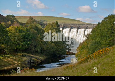 CRAIG GOCH la diga superiore con un numero enorme di tracimazione di acqua riversandosi nel troppopieno e serbatoio sotto la contea di Powys GALLES Foto Stock