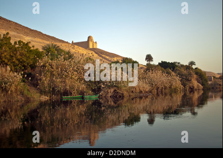 Sopra il fiume Nilo e il papiro l'Aga Khan mausoleo vicino a Aswan Egitto Foto Stock