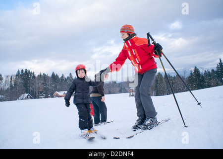 Lezioni di sci - famiglia sulla neve. Foto Stock