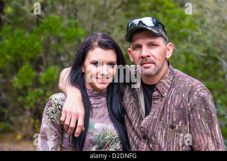 Due cacciatori ritratto, padre e figlia in camuffamento vestito, Caucausian maschio, 40 anni, caucasico femmina Foto Stock