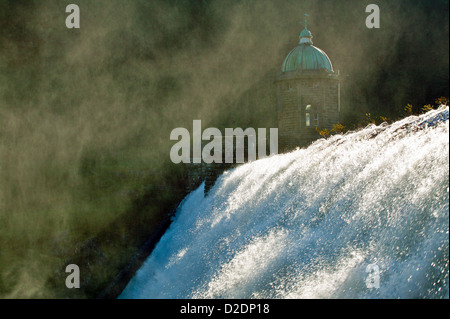 PEN-Y-GARREG diga con una cascata di overflow e la nebbia in autunno POWYS GALLES Foto Stock