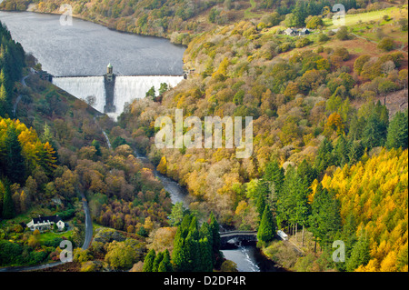 PEN-Y-diga GARREG circondato da autunno larici e sotto la torre del ponte di pietra su vie navigabili di Powys GALLES Foto Stock