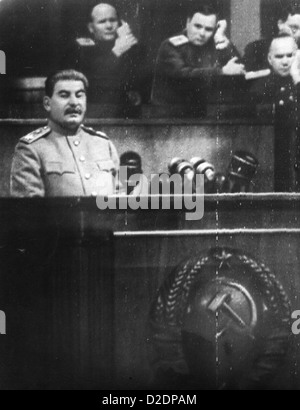 JOSEPH STALIN (1878-1953) che parla nella Grand Hall del Cremlino nel 1944 guardato da da sinistra esegue il marshalling Koniev, Rokossovsky,Zhukov Foto Stock