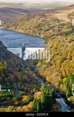 PEN-Y-diga GARREG circondato da alberi di autunno e white water cascading oltre la parete della diga POWYS GALLES Foto Stock