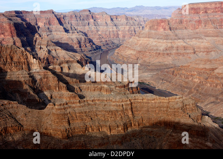 Esaminando il Grand Canyon e il fiume Colorado guano point Grand Canyon West arizona usa Foto Stock