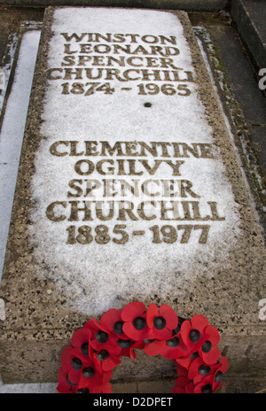 La neve sulla tomba di Sir Winston Churchill at Bladon, Inghilterra Foto Stock