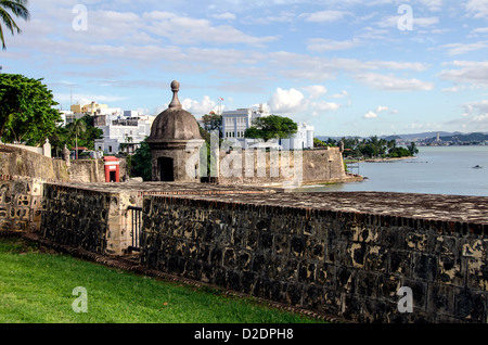 La vecchia San Juan skyline panoramico della città con mura, garitta e La Fortaleza Governor Mansion, Puerto Rico Foto Stock