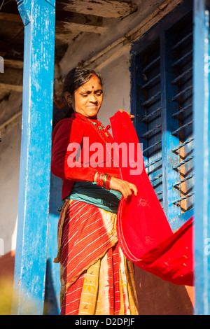 Una donna nepalese in abbigliamento tradizionale nei foothills dell'Himalaya, Nepal. Foto Stock