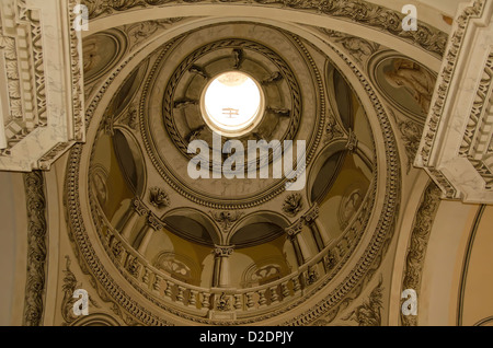 Interno della cattedrale di San Juan Bautista cercando fino alla chiesa duomo, Old San Juan, Puerto Rico Foto Stock