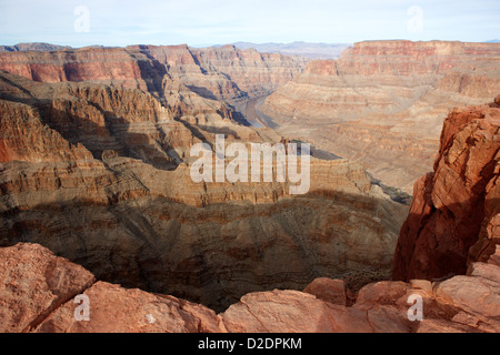 Esaminando il Grand Canyon e il fiume Colorado guano point Grand Canyon West arizona usa Foto Stock