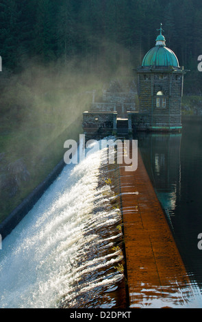 PEN-Y-GARREG DAM con acqua di overflow e la nebbia in autunno POWYS GALLES Foto Stock