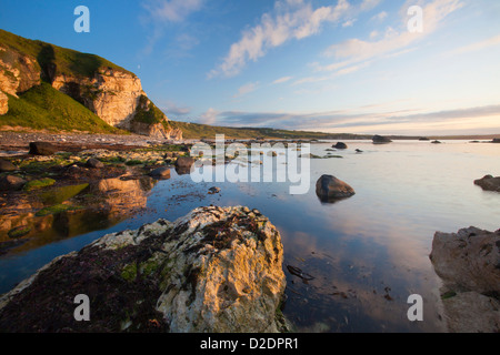 Sunset over Whitepark Bay, Causeway Coast, County Antrim, Irlanda del Nord. Foto Stock