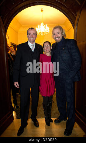 Gli ospiti dell ambasciatore americano Philip Murphy e sua moglie Tammy presentor saluto e animatore Thomas Gottschalk (R) per un party di inaugurazione per il presidente americano Barack Obama sullo schermo di un televisore al Guest House dell'Ambasciata americana a Berlino, Germania, 21 gennaio 2013. Foto: CHRISTIAN CHARISIUS Foto Stock