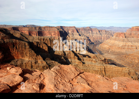 Guardando oltre il bordo nel Grand Canyon e il fiume Colorado guano point Grand Canyon West arizona usa Foto Stock