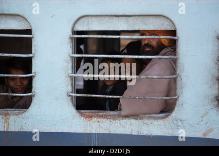 Piloti su un treno in Madhya Pradesh, India Foto Stock