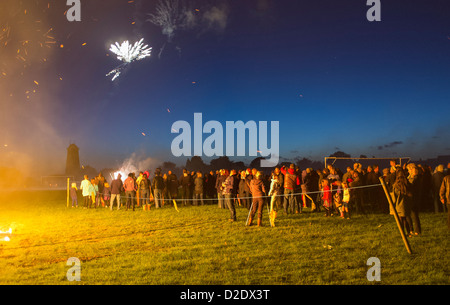 Persone che guardano un pubblico falò e fuochi d'artificio per festeggiare il diamante della regina Giubileo 2012 Foto Stock