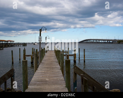 Eau Gallie Causeway oltre il Fiume indiano laguna a Melbourne Florida sulla Intracoastal Waterway nella contea di Brevard Foto Stock