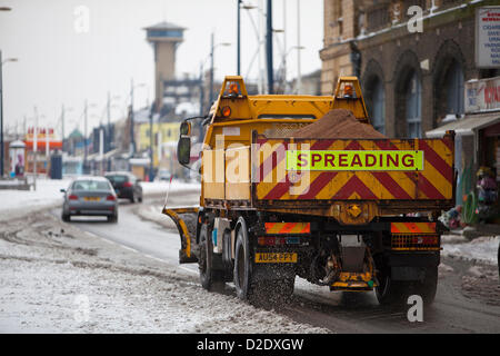 Great Yarmouth, Regno Unito. Xxi gen, 2013.Gritting autocarro per tenere strade chiaro su Yarmouth lungomare dopo la recente nevicata lungo la costa est. Foto Stock