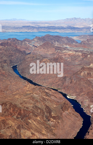 Vista aerea del fiume Colorado in Arizona nevada border sotto la diga di Hoover usa Foto Stock